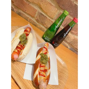 吉祥寺「ケーニッヒ」

井の頭公園近くにある、手作りハム・ソーセージの店🌭

ホットドッグをいただきました♡ホットドッグは、パンとソーセージを選ぶことができるスタイル‼︎
作りたてで美味しかった☺️

ドリンクは、果汁100%の炭酸ジュース🥤アップルとグレープ

次は、テイクアウトして井の頭公園でピクニックしたいな♪