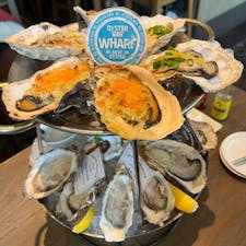 Oyster Bar Wharf Shinjuku NEWoMan / Tokyo
新宿オイスターバーワーフ

牡蠣好き必見の新宿南口にある人気のオイスターバー「Oyster Bar Wharf」。ランチタイムの『ジューシー牡蠣フライ定食』もボリューム満点ですが、wharfの魅力を詰め込んだ『牡蠣づくし海鮮タワー』もおすすめ！生牡蠣には、レモスコやトリュフオイル、ウィスキーをかけていただけます♪

#oysterbarwharf #oysterbar_wharf #tokyo #tokyorestaurant  #shinjukurestaurant #shinjuku