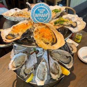 Oyster Bar Wharf Shinjuku NEWoMan / Tokyo
新宿オイスターバーワーフ

牡蠣好き必見の新宿南口にある人気のオイスターバー「Oyster Bar Wharf」。ランチタイムの『ジューシー牡蠣フライ定食』もボリューム満点ですが、wharfの魅力を詰め込んだ『牡蠣づくし海鮮タワー』もおすすめ！生牡蠣には、レモスコやトリュフオイル、ウィスキーをかけていただけます♪

#oysterbarwharf #oysterbar_wharf #tokyo #tokyorestaurant  #shinjukurestaurant #shinjuku