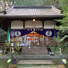 奈良県御所市の葛木御歳神社（かつらぎみとしじんじゃ）に参拝。こちらは、全国にある御歳神、大年神の総本社であり、五穀豊穣をお守りする御歳神をお祀りしている。
やや寂れた感じのする境内に、拝殿、本殿などが並ぶ。おみくじやお守りのほか、オリジナルの御朱印、御朱印帳も置いており、地元以外の参拝者も訪れているようだ。
神社横にはカフェがあり、飲み物やランチもいただけるが、営業は不定期で、ランチは要予約となっている。