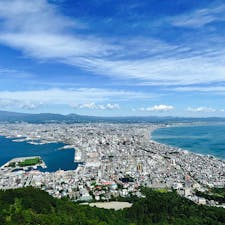 函館山といえば、夜景というイメージを持つ方が多いと思います。
でも、昼の時間帯も美しい景色が見れますよ♪

#北海道 #函館 #函館山 #函館山ロープウェイ #絶景 #夜景 #サトホーク