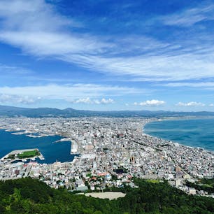函館山といえば、夜景というイメージを持つ方が多いと思います。
でも、昼の時間帯も美しい景色が見れますよ♪

#北海道 #函館 #函館山 #函館山ロープウェイ #絶景 #夜景 #サトホーク