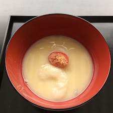 京都
虎屋菓寮京都一条店
白味噌仕立てのお雑煮
まったりとしたお味で、美味しく頂戴致しました。提供されるのは1月20日までのようです。