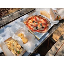 日本橋「PIZZERIA IL TAMBURELLO(ピッツェリア イル タンブレロ)」

窯で焼かれたピザは絶品‼️
ピザ生地は薄く、周りの耳はモッチモチ♪本場ナポリいただいたピザを思い出しました🍕
