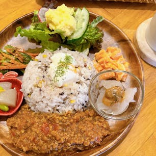 いわき市田人町にある人気の古民家カフェ「hitotabi」

築150年の歴史を物語る、太い梁が存在感を放っています。

季節のベジカレー、季節限定の自然薯御膳などが頂けました。
1番人気の「お嫁に出したいプリン」も美味しかったです。





#古民家カフェ #福島県 #田人町 #hitotabi 
#ベジカレー #プリン #olive