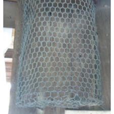 石川五右衛門の手形

後鳥羽上皇ゆかりの水無瀬神宮（みなせじんぐう）の入口、神門（薬医門）の右柱にあります。安土桃山時代の大盗賊・石川五右衛門が、神宝の太刀を盗もうとして数日竹やぶの中に潜み、忍び入ろうとしたが、足がすくんで門内に入れず、門柱に自分の手形を押して立ち去ったと伝わります。

#サント船長の写真　#水無瀬神宮