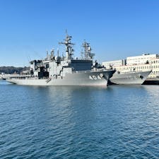 海軍の街として栄えた神奈川・横須賀。アメリカ海軍、海上自衛隊の基地に停泊する潜水艦や軍艦を見れるのがクルーズ船が「YOKOSUKA軍港めぐり」です。
さらに天気が良ければ、富士山や東京スカイツリー、房総半島も見ることができますよ♪

#神奈川 #横須賀 #YOKOSUKA軍港めぐり #戦艦 #サトホーク #空母 #富士山 #東京スカイツリー #房総半島