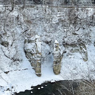 下郷町の湯野上温泉駅近くの夫婦岩。
なぜにこんなにまっぷたつ。
自然の力ってすごいですね。
今年は雪が少ないそうです。