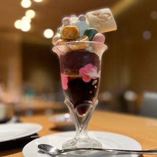 Cafe Kagafu Fumuroya Tokyo
カフェ 加賀麩不室屋（東京ミッドタウン・サントリー美術館内）

東京ミッドタウンのサントリー美術館にあるカフェ「加賀麩不室屋」では、麩を使った料理やスイーツが楽しめます。一番人気のスイーツは、焼麩や生麩を贅沢に使った和パフェ「不室屋パフェ（1,100円）」。なめらかな豆乳アイスや上品な小倉あんと、しら玉生麩・おやつ麩・おてまり麩菓子・生花麩など食感の違うお麩たちを一緒に味わえるヘルシーなスイーツです！

#roppongi #tokyo #tokyomidtown #fumuroya #tokyorestaurant #tokyocafe