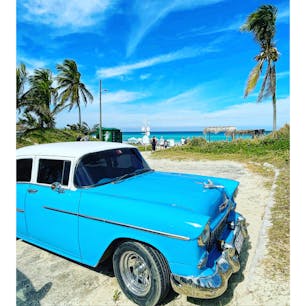 サンタマリアビーチ。アメ車やクラシックカー健在のキューバは50年代のアメリカにタイムスリップしたようです。