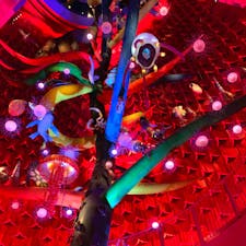 芸術家の岡本太郎の作品で、大阪の万博記念公園のシンボルでもある『太陽の塔』
事前予約制で、内部も見る事が出来ます。
まさに！芸術は、爆発だ！の世界観です。

#太陽の塔#岡本太郎#万博記念公園#大阪#芸術