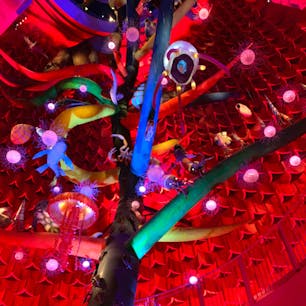 芸術家の岡本太郎の作品で、大阪の万博記念公園のシンボルでもある『太陽の塔』
事前予約制で、内部も見る事が出来ます。
まさに！芸術は、爆発だ！の世界観です。

#太陽の塔#岡本太郎#万博記念公園#大阪#芸術