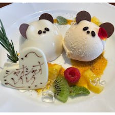 上野の名店のひとつ、老舗レストランの「上野精養軒」。
ハヤシライスやビーフシチュー、オムライスといった洋食はもちろん、上野動物園のジャイアントパンダ「シャオシャオ」や「レイレイ」の誕生を記念した見た目がかわいいスイーツも味わえますよ♪

#東京 #上野 #上野公園 #上野精養軒 #ジャイアントパンダ #シャオシャオ #レイレイ #ハヤシライス #サラダ #サトホーク