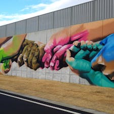 東日本大震災 原子力災害伝承館脇には、復興支援のウォールアートがあります。

福島県双葉郡双葉町に完成した同館。
原子力災害が起きた事実を忘れないためにも、一度は訪れ個々に考えて頂きたいと思う場所です。

伝承館の前に広がる景色は、美しい海が広がり、様々な想いが込み上げてきます。

町並みには、他にもウォールアートが点在しています。


#ウォールアート #福島県 #双葉町
#東日本大震災 #原子力災害伝承館