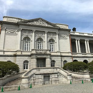 世界の国王、大統領、首相などの賓客をお迎えする国の迎賓施設『迎賓館赤坂離宮』

ネオ・バロック様式による宮殿建築物で、まるで『ベルサイユ宮殿』のようで絢爛豪華。

日本にいながら、海外気分を味わえます。

#迎賓館赤坂離宮#迎賓館#ベルサイユ宮#建築