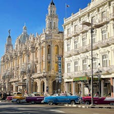 Old HavanaとCentral Havanaの間の通りにあるHotel Inglaterra前にはアメリカンクラシックカーが多くあります。