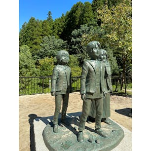 進撃の巨人ファン必見！

作者諫山先生の故郷である日田市大山町にある大山ダム下流広場には、連載10周年記念プロジェクトのひとつとして主人公であるエレン、ミカサ、アルミンの等身大の銅像が建てられています。

ダムの壁面に向かい建てられているこの銅像は、まさに作品のワンシーンそのもの。

このほかにも、日田市内にはたくさんのファン必見&聖地巡礼スポットがあります。