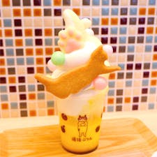 道後温泉で見つけたプリン専門店「道後ぷりん」。猫の形をしたクッキーやおいりをトッピングした「ぷりんパフェ」やみかんをトッピングした「道後ぷりん」は、味はもちろん、写真映えしそうな一品です！

#愛媛 #松山 #道後温泉 #道後ぷりん #ぷりんパフェ #みかん #プリン #サトホーク