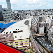 Tokyo Dome City Attractions / Tokyo
東京ドームシティアトラクションズ

東京のど真ん中にある入園無料の遊園地。「ビッグ・オー」という世界初のセンターレス大観覧車は特におすすめのアトラクション！地上80mからの東京ビューを満喫できるだけではなく、8台あるカラオケ搭載ゴンドラでは、大都会をバックにカラオケまで楽しめちゃうんですよ♪
850円で15分間の空中散歩、カラオケまで出来ちゃうお得なアトラクションです。

#tokyo #tokyodomecityattractions