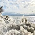 猪苗代湖の冬の風物詩「しぶき氷」

自然が作り出した芸術作品に感動。

雪に覆われた森の中を歩いてたどり着きます。