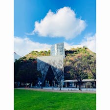 福岡　アクロス福岡

ビル緑化
以前見た時は"森"くらいだった
今は"山"になってた
都会のオアシスやね