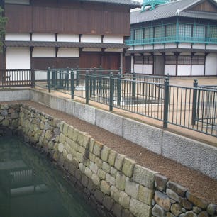 長崎　出島

寛永13年(1636)に築造された出島は、安政6年(1859)、オランダ商館が閉鎖される218年間に渡り、わが国で唯一西欧に開かれた窓として日本の近代化に大きな役割を果たしてきました。


#サント船長の写真　#九州