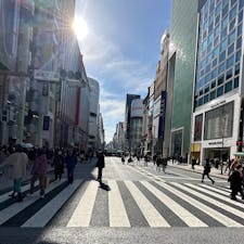 銀座の歩行者天国も、海外の観光客の方々で、賑わいが戻ってきました！
三越のライオンは、マスクをしていますが、マスク生活も、もうそろそろ終わりでしょうか。
銀座の老舗のITOYAは、オシャレな文房具が沢山あってオススメのお店です。

#銀座#ginza#ITOYA#伊東屋#文房具#三越
