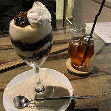 Plantation プランテーション
焙煎工場にあるカフェです。入り口には、麻袋に入った珈琲豆がズラリ。
店内は広く、洗練された大人の空間と言った感じです。
フードメニューも豊富のようです。
パフェはコーヒーのパフェです。
ほろ苦さと甘さのバランスが丁度良いです！