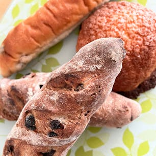 茨城県のパン屋さん「パン工房ぐるぐる」

那珂本店とひたちなか市に支店があります。

地元で評判の人気店で、常にお客様が入れ替わり立ち替わり、途切れることがありません。

どのパンも美味しいけれど、
特におすすめは、「奥久慈卵のとろ〜りクリームパン」

「とろ〜り」というネーミングのとおり、本当にとろ〜りのクリームが、パン生地の中からあふれてきます。

#茨城県