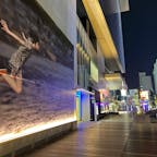 2023年1月29日(日)
ショッピング途中にヒカリエデッキにて一休み😌
そこには写真家ユニット原久路 & 林ナツミ作品の
「本日の浮遊」が展示されてました🖼
幅14m×高さ6.2mと大きくて迫力が凄かった😳
渋谷の夜景と併せて記念撮影しました📸

#本日の浮遊 #巨大写真 #壁面アートプロジェクト
#ヒカリエデッキ #渋谷ヒカリエ #東京 #フォトスポット