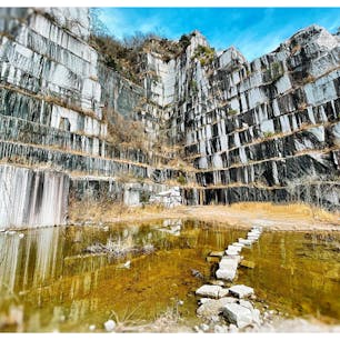 「地図にない湖」や「茨城のグランドキャニオン」と呼ばれて話題の石切山脈へ！

2度目のプレミアムツアーに参加してきました🤗

迫力満点の採石場と絶景の湖💕

ガイドさんによると、石切山脈プレミアムツアーは、春（特に新録の頃）が1番オススメとのことだったので、ぜひ✨