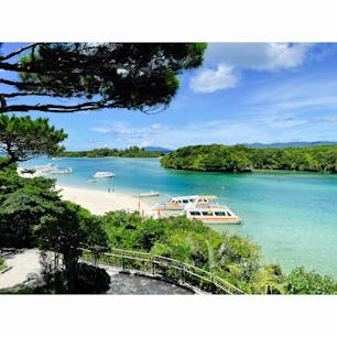 川平湾。
石垣島屈指の絶景スポット。
白い砂浜と透き通った海。
近くで見ると透明なのに、離れて見ると鮮やかなブルー。
グラスボートからも魚が鮮明に見えました。
近くにあった石垣牛ケバブも塩昆布サーターアンダギーも美味しかった。