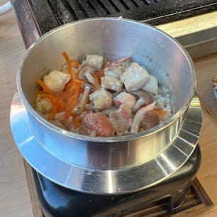 2023年2月4日(土)
伊東マリンタウン内にある伊豆浜焼本舗へ🐚
釜飯に定食、そして貝の三種盛りを注文🦪
初めて浜焼きに挑戦したら牡蠣の殻がはじけて怖かった😂
焼き具合が難しかったけど美味しく頂けました😌

#金目鯛釜飯 #ホタテねぎ塩焼定食 #貝三種盛り
#伊豆浜焼本舗 #伊東マリンタウン #伊東 #静岡
#ご当地グルメ #海鮮