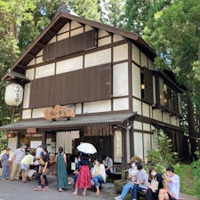 戸隠そば　うずら家
戸隠神社門前にあることもあり、人気のようでかなり待ちました。
2時間程は待ったかと…
店内の雰囲気は落ち着いていて、参拝後の疲れが癒されました！
戸隠そばは日本三大そばと言われ、一口大のぼっち盛りと呼ばれる盛り付け方が特徴のひとつになっています。
近くにも戸隠そばのお店があるので、調べて行くと良いと思いました！