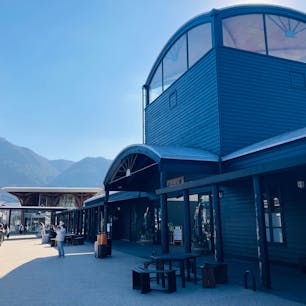 大分　由布院駅

建築家磯崎新さんの設計
黒色の木造駅舎
駅らかまっすぐ先に
由布岳がきれいに見えるよ。