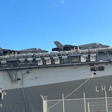 強襲揚陸艦アメリカ  大阪港
訓練の途中に大阪港に立ち寄ったとか。
勿論強襲揚陸艦を見たのも始めてでしたF-35Bも初めてだ。

#サント船長の写真　#強襲揚陸艦アメリカ　#F-35B