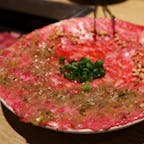 神楽坂焼肉 KINTAN / Tokyo

神楽坂のKINTANでちょっぴり贅沢な焼肉ランチ。「牛タン2種＆カルビ4種の食べ比べランチ」（1,980円）は、白米か五穀米かを選べるごはん、スープ、サラダのお替りは自由で、日替わりデザート付きなのも嬉しいおすすめセットです。
単品では、KINTANの名物メニュー、「日本一のサーロイン・ユッケ ハーフサイズ」（980円）は必食！なめらかな舌触りとサーロインのとろける食感がたまリません！！

#tokyo #tokyorestaurant #kagurazaka  #kintan