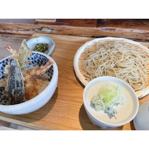 石神井公園「そば切 なかやしき」

こちらでは、石臼挽きのお蕎麦がいただけます♪

♢小海老天丼セット
天ぷらは薄衣でサックサク、小海老も野菜もとっても美味しかったです♡
写真の天丼はご飯少なめで注文していますが、ご飯なしもお願いできるみたいです。

お蕎麦はせいろで‼︎細目でコシがあり好みのお蕎麦でした。

石神井公園が目の前なので、散策ついでに立ち寄ってみるのもいいですよ◎