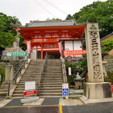和歌山市にある紀三井寺は、宝亀元年（770年）に開かれた古刹。

本堂などは山の中腹にあるので、長く急な階段を登ることになるが、2022年の春にケーブルカーができ、高齢の方や、体の不自由な方でも気軽に参拝できるようになった。

境内から和歌の浦の海や和歌山市街の街並みを眺めれば、清々しい気分になる。景色の良い「天空かふぇ」もあり、春には桜もたくさん咲くので、文化財などに興味がない人にもおすすめです。
