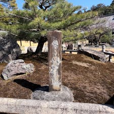 熊谷直実の鎧掛けの松　金戒光明寺

熊谷直実が、法然上人を
尋ね、方丈裏の池で鎧を洗い、此の松に掛け、その後熊谷直実は出家をしました。

平安時代末期から鎌倉時代初期の武将。武蔵国熊谷郷。熊谷直貞の次男。鎌倉幕府御家人。

#サント船長の写真#金戒光明寺　#平敦盛　#京都が熱い