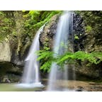 茨城の裏見滝として人気の「月待の滝」✨

四季折々の風情ある景色を楽しむことができ、1年通して多くの人で賑わっています🎶

春は新録、夏は滝行体験、秋は紅葉、冬は氷瀑と、いつ訪れてもおすすめがいっぱい🤩

また、こちらの月待の滝・もみじ苑さんのお蕎麦は絶品❣️

ぜひ滝の裏側から見る世界や、美味しいお食事を楽しんでみてくださね✨