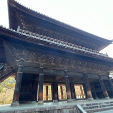 南禅寺の三門
石川五右衛門の隠れ家

伝説ですが、此処南禅寺の三門の屋根裏は五右衛門の隠れ家では？
実は今から約66年前地元新聞が、南禅寺の三門の屋根裏を掃除して居たら、小判が三枚出て来たと、今は亡き俺等の父親が夕食時に語って居ました、その時の事は今も鮮明に覚えています。
実は南禅寺の三門の大屋根の下に、窓が有り、そこから縄が下がって居ました。
今はもう縄がは有りませんが、縄を括って居た金具は今も残って居ます。
当時俺等は石川五右衛門の隠れ家と信じて居ました。

皆さん是非石川五右衛門の出入り窓を見て下さい♪


#サント船長の写真　#石川五右衛門　#南禅寺