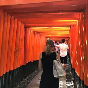 伏見稲荷大社

京都についてすぐ向かって鳥居くぐってきて、戻ってきた頃にはすごい人！！
鳥居のおかげで日があんまり当たらないから屋外のわりには涼しかった😌
