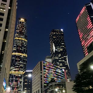 中国 広州市天河区にある花城広場 (花城广场)
広州で1番華やかな場所で超高層ビルが建ち並んでいる。

CTF金融センター (周大福金融中心)は高さ530m、広州国際金融センターは高さ440mでツインタワーと呼ばれている