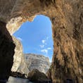 国名：マルタ共和国🇲🇹
地名：ブルーグロット( Blue Grotto )

透き通った綺麗な青い海。色がすごい、、