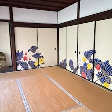 京都・祇園から少し歩いたところにある「青蓮院門跡」。美しい庭園はもちろん、写真映えしそうな襖絵も見ることができます。また期間限定でライトアップイベントも行われますよ♪

#京都 #東山 #青蓮院門跡 #襖絵 #庭園 #サトホーク
