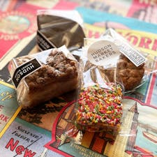 ハドソン マーケット ベーカーズ(HUDSON MARKET BAKERS) / Tokyo

麻布十番駅すぐ近くにある、ニューヨークスタイルの焼き菓子屋さん。元ニューヨーカーのオーナーベーカーが手がけているだけあって、店内にはアメリカンなアップルパイやマフィン、食べ応えのあるクッキーやブラウニーなど魅力的なベークドグッズがいっぱい♪クッキーは賞味期限が長いので手土産にもおすすめです。

ケーキは全体的に甘めですが、アメリカ気分を味わいたい方はぜひ！特におすすめは、濃いチョコレートにバーボンのアクセントが効いた「MUD BURBON CHOCOLATE CAKE」と、ニューヨークではお馴染みの「NEW YORK CRUMB CAKE」。どちらも苦めのコーヒーがよく合います♪

#tokyo #tokyocafe #tokyosweets #hudsonmarketbakers #azabujyuban #bluemoon