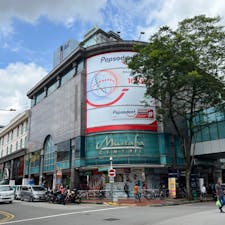 ムスタファセンター

リトルインディアにある巨大ショッピングセンター。
今は24時間営業ではない。