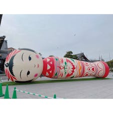 京都【東本願寺】
東本願寺前に横たわる巨大こけしの「花子」を見に行ってきました。
想像したより遥かに大きくてビックリ‼️夜はライトアップされるそうです。