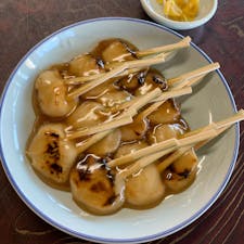 甘だれのかかった両棒餅
大根のお漬物がついてきます

お餅に漬物？
と思いましたが、どちらも美味でした。

#鹿児島　#両棒餅　#平田屋